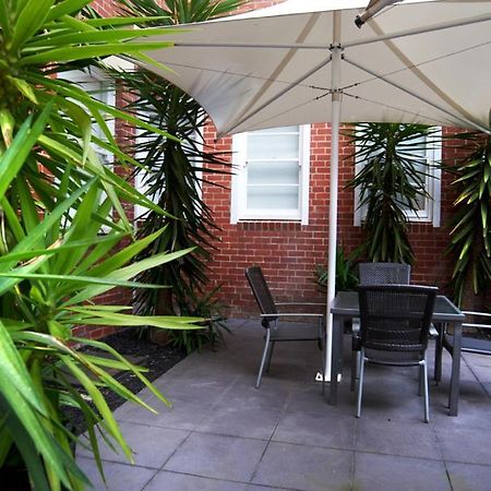 Quest East Melbourne Aparthotel Exteriör bild