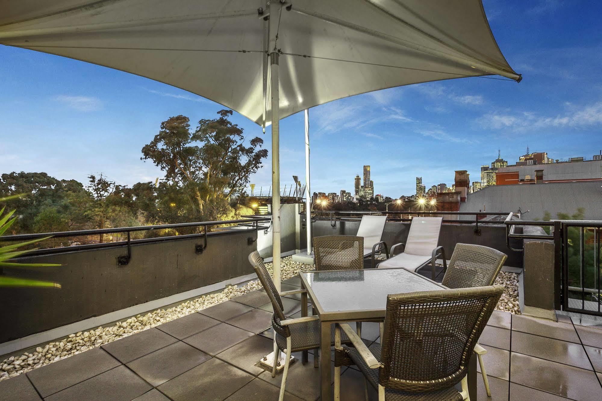 Quest East Melbourne Aparthotel Exteriör bild
